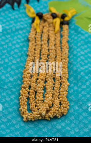 Lei garland disposés sur un tapis Banque D'Images