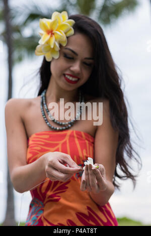 Femme préparant lei garland dans le jardin Banque D'Images