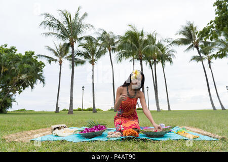 Femme préparant lei garland dans le jardin Banque D'Images