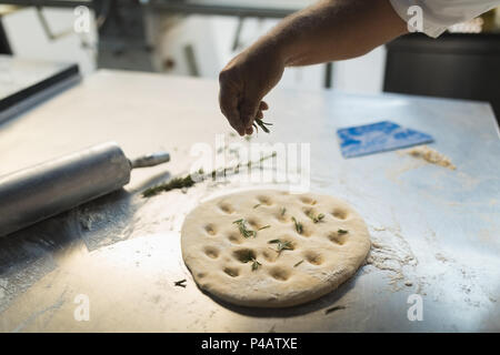 Préparer la pâte en mâle baker bakery shop Banque D'Images