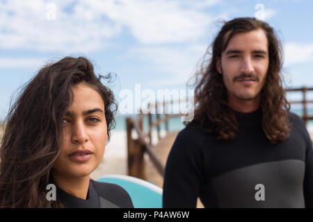 Surfer couple dans la plage Banque D'Images