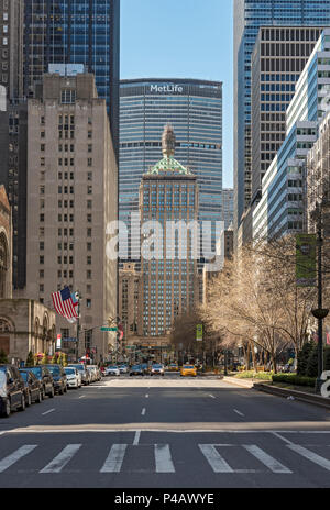 Park Avenue Helmsley avec MetLife et bâtiments, Manhattan, New York City, USA Banque D'Images