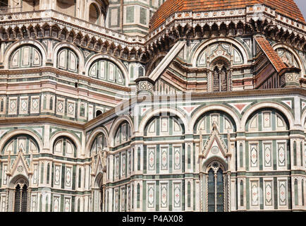 Façade néo-gothique ornée de la Cattedrale di Santa Maria del Fiore ou la cathédrale de Florence (Il Duomo di Firenze), un célèbre site du patrimoine mondial de l'un Banque D'Images