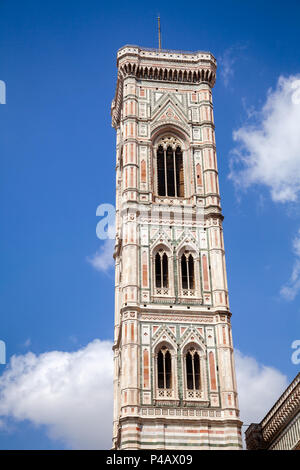 Néo-gothique décoré clocher (campanile) de Cattedrale di Santa Maria del Fiore ou la cathédrale de Florence (Il Duomo di Firenze), un célèbre UNESCO World Il Banque D'Images