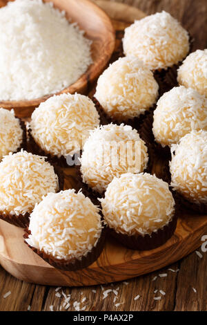 Bisous de Coco brésilien (Beijinhos de Coco) Lait concentré et flocons de noix de coco sur la table. La verticale Banque D'Images