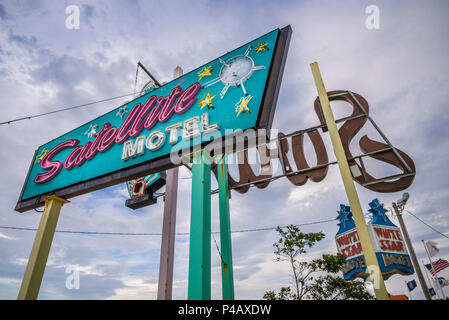 USA, New Jersey, le Jersey Shore, Wildwoods, 1950 architecture de l'époque de Doo-Wop, vieux neon motel signe affiché sur Ocean Avenue Banque D'Images