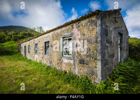 Le Portugal, Açores, île de Faial, Norte Pequeno, ruines du bâtiment endommagé par l'éruption volcanique du volcan Capelinhos Banque D'Images