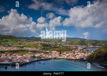 Le Portugal, Açores, île de Faial, Horta, portrait de la ville et de Porto Pim Monte de Guia Banque D'Images