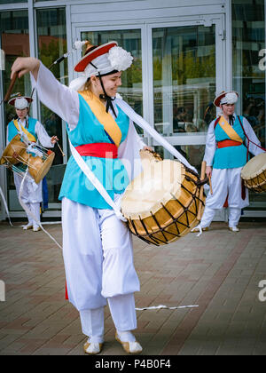 Moscou, Russie, le 12 juillet 2018 : instruments de musique traditionnelle coréenne. Un groupe de musiciens et danseurs dans des costumes colorés traditionnels effectuer Ko Banque D'Images