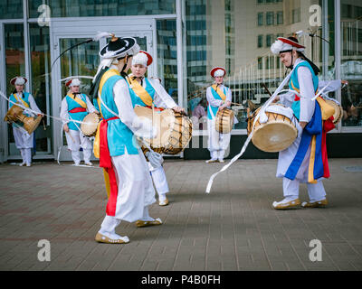 Moscou, Russie, le 12 juillet 2018 : instruments de musique traditionnelle coréenne. Un groupe de musiciens et danseurs dans des costumes colorés traditionnels effectuer Ko Banque D'Images