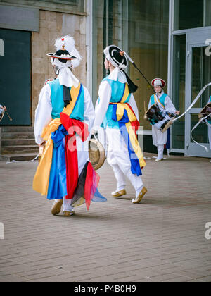 Moscou, Russie, le 12 juillet 2018 : instruments de musique à percussion traditionnels coréens. Un groupe de musiciens et danseurs dans des costumes colorés effectuez tra Banque D'Images