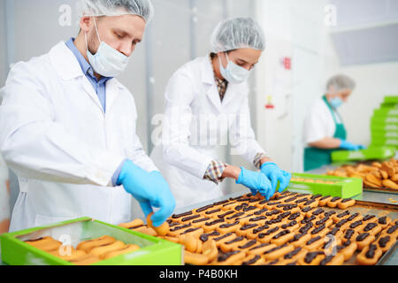 Des confiseurs pâtisserie avec crème au chocolat Banque D'Images