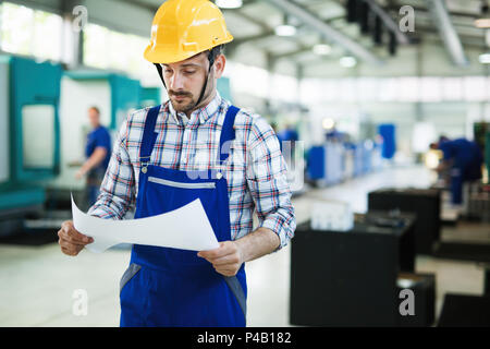 Usine Industrielle employé travaillant dans l'industrie de la fabrication métallique Banque D'Images