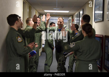 Le lieutenant-colonel Eric Schmidt, 334e Escadron de chasse directeur des opérations, est accueilli par les membres de la 334e FS avant son dernier F-15E Strike Eagle Flight 17 juin 2016, à Seymour Johnson Air Force Base, la Caroline du Nord. Schmidt partiront Seymour Johnson AFB pour devenir un T-38 Talon de pilote instructeur à Vance AFB, Oklahoma. (U.S. Air Force photo/Tech. Le Sgt. Chuck Broadway) Banque D'Images