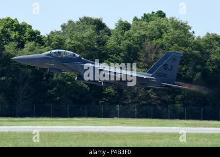 Le lieutenant-colonel Eric Schmidt, 334e Escadron de chasse directeur des opérations et le pilote, et le major Timothy Foery, 334FS, agent des systèmes d'armes décoller pour un vol dans le F-15E Strike Eagle le 17 juin 2016, à Seymour Johnson Air Force Base, la Caroline du Nord. Schmidt a terminé son dernier vol dans l'avion, également dépasser 3 000 heures au cours du même vol. (U.S. Air Force photo/Tech. Le Sgt. Chuck Broadway) Banque D'Images