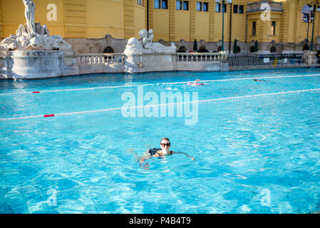 Woman relaxing at le thermique baigne à Budapest Banque D'Images