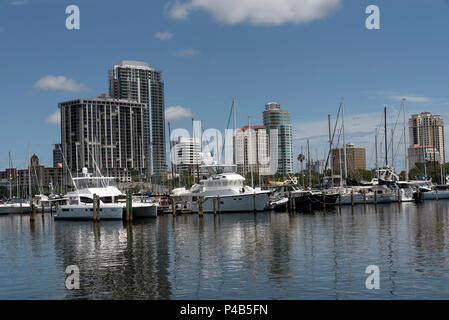 St Petersburg, Florida, USA, 2018. Bateaux de luxe au bord de l'eau au centre-ville de St Petersburg, FL, USA Banque D'Images