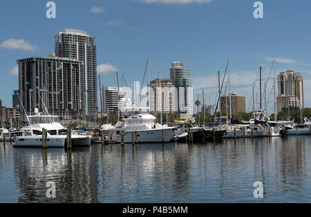 St Petersburg, Florida, USA, 2018. Bateaux de luxe au bord de l'eau au centre-ville de St Petersburg, FL, USA Banque D'Images