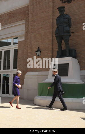 Premier ministre Theresa Mai et Hugh Grosvenor, 7e duc de Westminster, lors de la remise officielle à la nation de la Défense nationale et Centre national de réadaptation (DNRC) au Stanford Hall Estate, Nottinghamshire. Banque D'Images