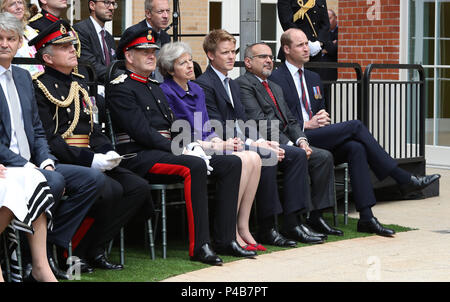 (De gauche à droite) Lord Howe, Sir John la paix, Premier ministre Theresa May, Hugh Grosvenor, 7e duc de Westminster, le Prince Salman bin Hamad bin Isa Al Khalifa et le duc de Cambridge assister à la remise officielle à la nation de la Défense nationale et Centre national de réadaptation (DNRC) au Stanford Hall Estate, Nottinghamshire. Banque D'Images