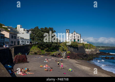 Le Portugal, Azores, Sao Miguel, l'île de Sao Roque, avec vue sur la plage town church Banque D'Images