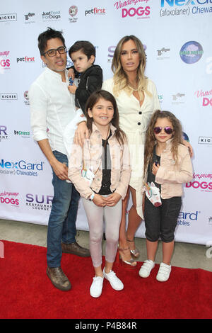 Lisa Vanderpump et le chien Vanderpump Fondation 3e World Dog Day à Los Angeles comprend : Teddi Jo Mellencamp, Edwin Arroyave, ardoise Arroyave, Cruz Arroyave, Isabella Arroyave Où : West Hollywood, California, United States Quand : 19 mai 2018 Credit : FayesVision/WENN.com Banque D'Images