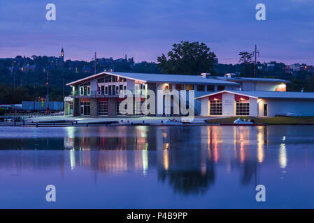 USA, New York, Région des lacs Finger, Ithaca, bateaux sur le lac Cayuga, Dawn Banque D'Images