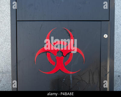 Un biorisque logo peint à la bombe et d'avertissement sur un contenant en acier plein air Banque D'Images
