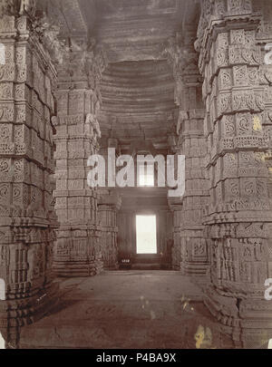 11e siècle l'intérieur du temple, dans le sas complexe Sas-Bahu fort de Gwalior Madhya Pradesh. Banque D'Images