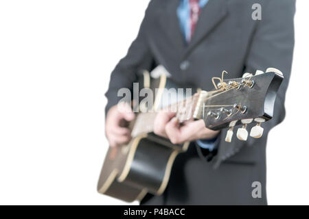 Businessman with black guitare en mains, arrière-plan flou, isolated on white Banque D'Images