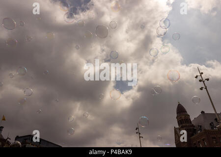 Flotteur de bulles dans le ciel au-dessus de la Place du Dam, Amsterdam, Pays-Bas. Banque D'Images