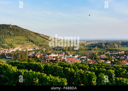 Langenlois, vue de la vallée de de Kogelberg Kamptal, vignobles, tour d'observation, Zöbing Kamptalwarte village, montgolfière, (forêt de Waldviertel trimestre), Basse Autriche, Autriche Banque D'Images