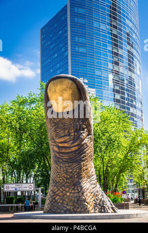 "Le Pouce" sculpture en bronze de César. Sur le modèle de son pouce il se trouve dans la zone de la Défense à Paris, France Banque D'Images