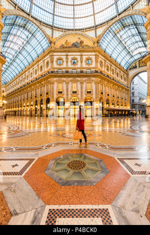 Femme marche dans la galerie Vittorio Emanuele II shopping mall, Milan, Lombardie, Italie Banque D'Images