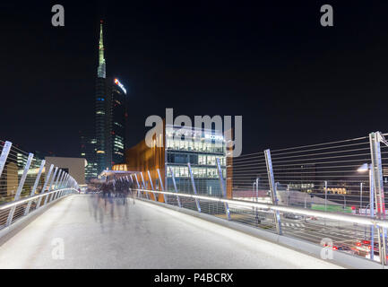 Avis de Unicredit et l'Edificio e3est (appelé Termosifone) d'Alvar Aalto square pendant la soirée. Milan, Lombardie, Italie. Banque D'Images