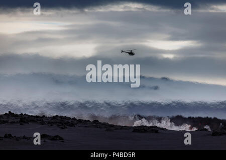 Hélicoptère survolant l'éruption à l'Holuhruan Fissure, près du volcan Bardarbunga, Islande. 29 août 2014, une éruption a débuté en Holuhraun fissure à l'extrémité nord d'une intrusion de magma, qui avait déplacé progressivement nord, du volcan Bardarbunga. Banque D'Images