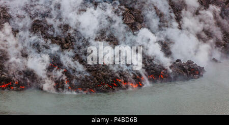 Lave et rampante dans les panaches d'un Fjollum Jokulsa river. 29 août 2014, une éruption a débuté en Holuhraun fissure à l'extrémité nord d'une intrusion de magma, qui avait déplacé progressivement nord, du volcan Bardarbunga. Bardarbunga est un stratovolcan situé sous l'Islande Vatnajokull, glacier le plus vaste. 30, 2014 Date-October photo Banque D'Images