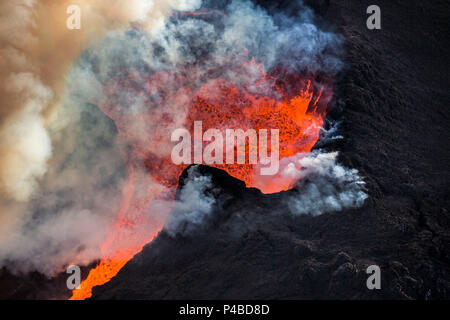 Vue aérienne de lave et de panaches. 29 août 2014, une éruption a débuté en Holuhraun fissure à l'extrémité nord d'une intrusion de magma, qui avait déplacé progressivement nord, du volcan Bardarbunga. Bardarbunga est un stratovolcan situé sous l'Islande Vatnajokull, glacier le plus vaste. Image Date-Sept. 28, 2014 Banque D'Images