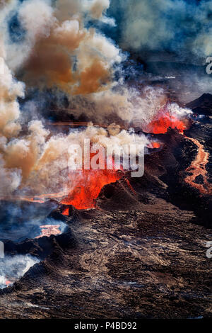 De l'éruption du volcan à l'Holuhraun Bardarbunga fissure près de volcan, l'Islande. Vue aérienne de lave et de panaches. 29 août 2014, une éruption a débuté en Holuhraun fissure à l'extrémité nord d'une intrusion de magma, qui avait déplacé progressivement nord, du volcan Bardarbunga. Image Date-Sept. 3, 2014 Banque D'Images