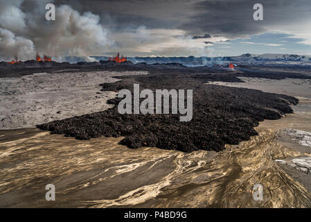 Le panache de lave et Holuhraun Bardarbunga Fissure par le volcan, l'Islande. Le 29 août 2014, une éruption a débuté en Holuhraun fissure à l'extrémité nord d'une intrusion de magma qui avait déplacé progressivement nord, du volcan Bardarbunga. Photo date Sept 3, 2014. Banque D'Images