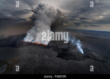 Le panache de lave et Holuhraun Bardarbunga Fissure par le volcan, l'Islande. 1 Septembre, 2014 Vue aérienne de l'éruption à l'Holuhraun Bardarbunga Fissure par le volcan, l'Islande. À l'Est du Sud avec l'Kverkfjoll montagne dans la distance. Les tempêtes de poussière résultant de l'Ouragan Cristobal dans l'Atlantique Sud. Le 29 août 2014, une éruption a débuté en Holuhraun fissure à l'extrémité nord d'une intrusion de magma qui s'était déplacée progressivement nord, du volcan Bardarbunga. Bardarbunga est un stratovolcan situé dans le cadre plus vaste d'Islande Vatnajokull, glacier. Banque D'Images