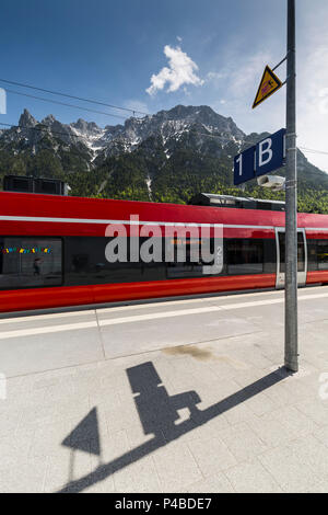 Germany, Bavaria, Mittenwald, Karwendel, gare, train Banque D'Images