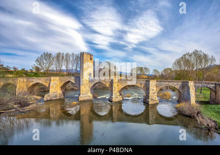 Espagne, Province de Burgos, Frias Ville, pont médiéval Banque D'Images