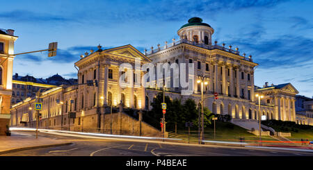 Pachkov allumé au crépuscule. Moscou, Russie. Banque D'Images