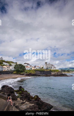 Le Portugal, Azores, Sao Miguel, l'île de Sao Roque, avec vue sur la plage town church Banque D'Images