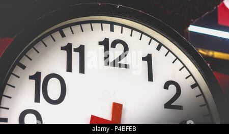 Libre d'un vieux et poussiéreux de l'horloge de la gare endommagée en Italie Banque D'Images