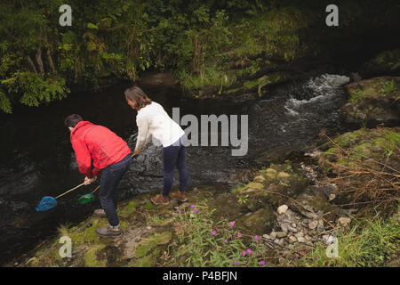 Couple avec pêche en rivière net Banque D'Images
