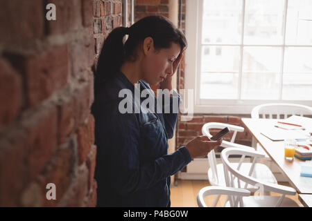 Téléphone mobile à l'aide de cadres de sexe féminin Banque D'Images