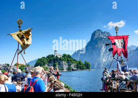 Traunkirchen, procession maritime au lac Traunsee à Corpus Christi holiday, navire, les femmes avec Goldhaube Goldhauben (golden cap caps), église drapeaux, Traunstein, montagnes du Salzkammergut, Haute Autriche, Autriche Banque D'Images