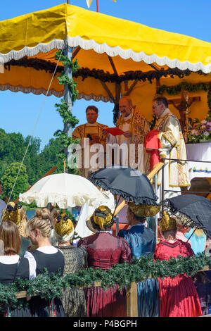 Traunkirchen, procession maritime au lac Traunsee à Corpus Christi holiday, navire, les femmes avec Goldhaube Goldhauben (golden cap caps), église drapeaux, Salzkammergut, Haute Autriche, Autriche Banque D'Images